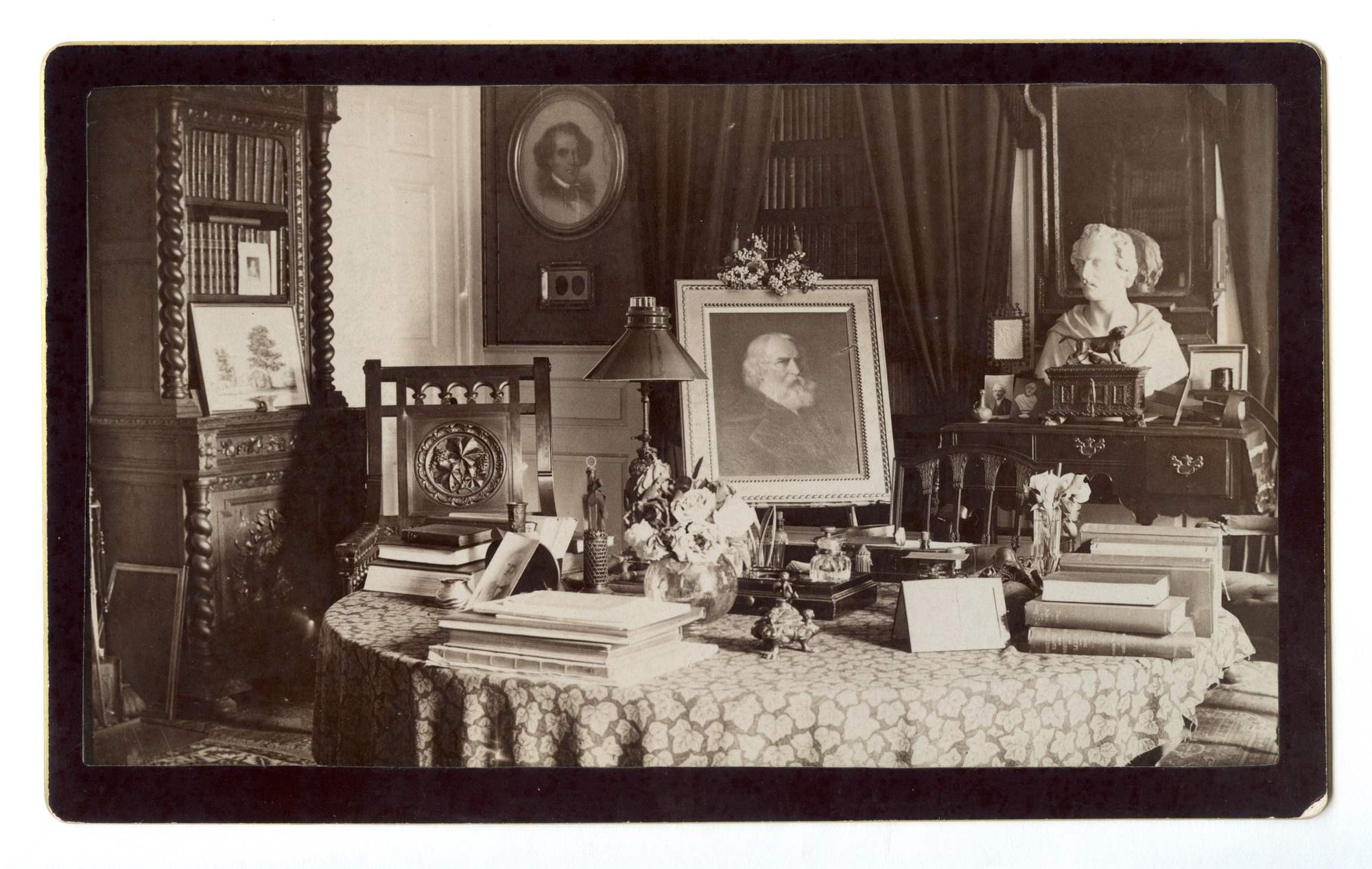 Schreibtisch mit Büchern und Unterlagen in einem historischen Arbeitszimmer